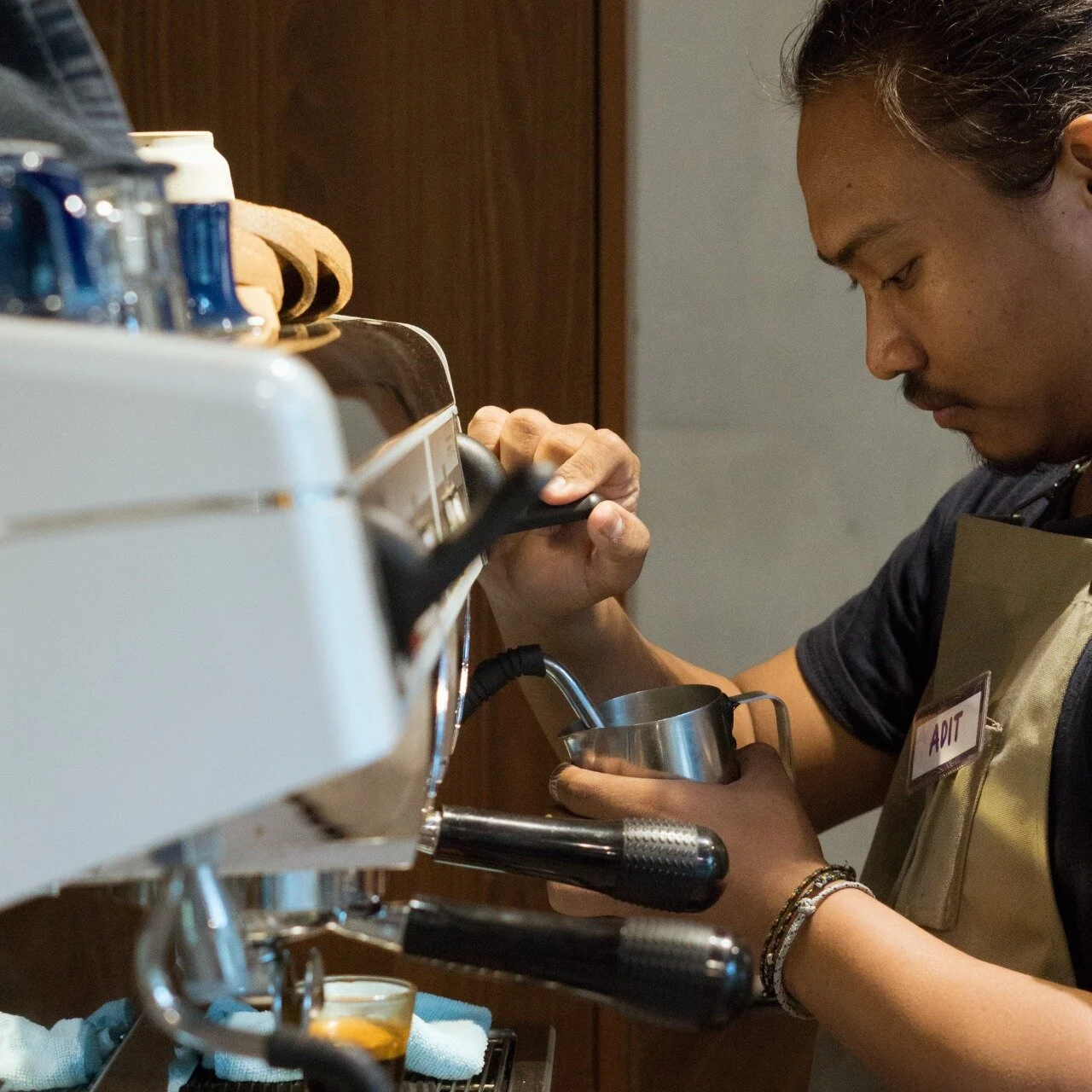 Persiapan Shift Pagi Barista di Three Folks